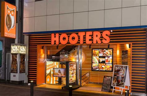 closest hooters